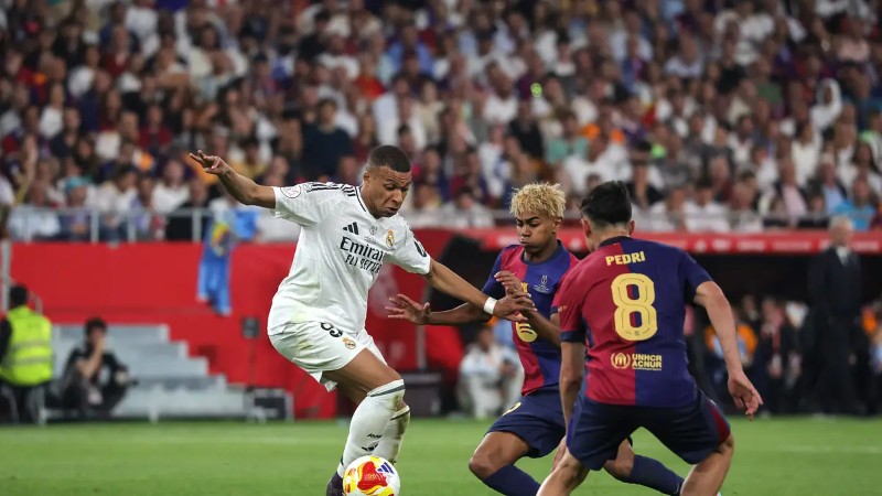 Barcelona gặp khó trước Real Madrid