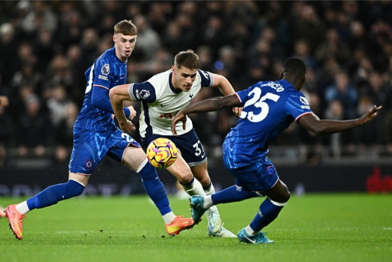 Chelsea gặp khó trước Tottenham